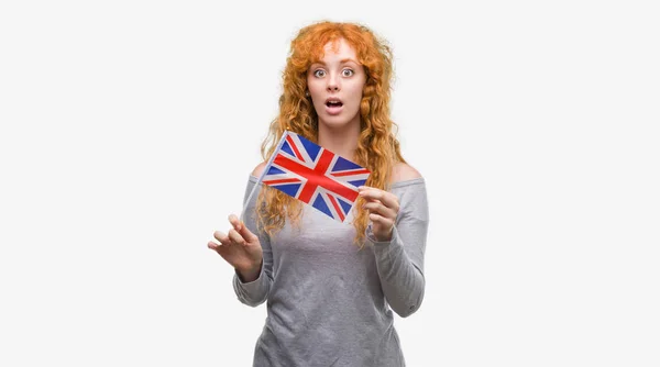 Молодая Рыжая Женщина Флагом Великобритании Напуганная Удивленным Лицом Напуганная Взволнованная — стоковое фото