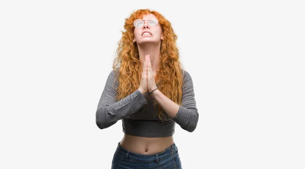 Νέοι Κοκκινομάλλα Γυναίκα Επαιτεία Και Προσεύχεται Χέρια Μαζί Ελπίδα Έκφραση — Φωτογραφία Αρχείου