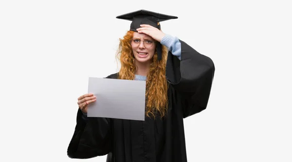 Mulher Ruiva Jovem Vestindo Pós Graduação Uniforme Segurando Grau Estressado — Fotografia de Stock