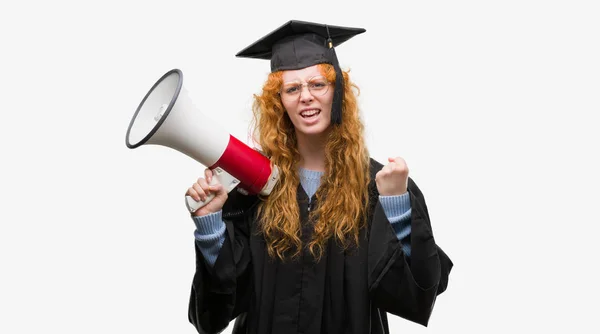 Jonge Roodharige Student Vrouw Dragen Afgestudeerd Uniforme Bedrijf Megafoon Boos — Stockfoto