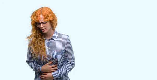 胃に手を赤毛の若い公務員女性のため消化不良 気分が悪く痛みを伴う病気 痛みの概念 — ストック写真