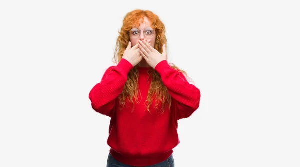 Jovem Ruiva Vestindo Camisola Vermelha Chocou Cobrindo Boca Com Mãos — Fotografia de Stock