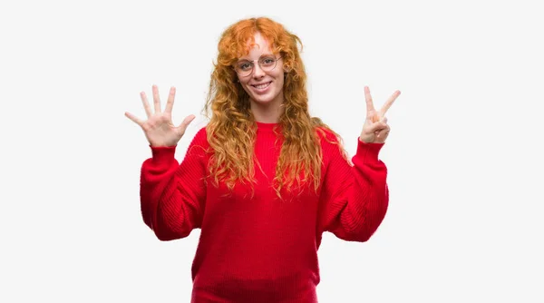 Gösterilen Parmakları Ile Işaret Kırmızı Kazak Giyen Genç Kızıl Saçlı — Stok fotoğraf