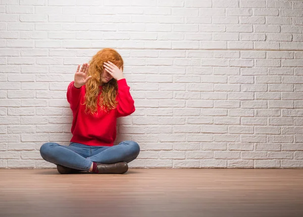 Jeune Femme Rousse Assise Sur Mur Briques Couvrant Les Yeux — Photo