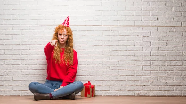 Jeune Femme Rousse Assise Sur Mur Briques Portant Chapeau Anniversaire — Photo