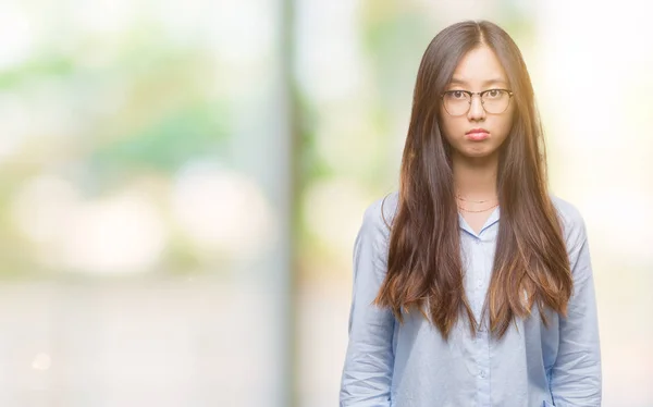 Unga Asiatiska Affärskvinna Glasögon Över Isolerade Bakgrund Deprimerad Och Oro — Stockfoto