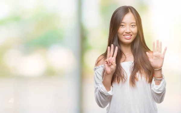 年轻的亚洲妇女在孤立的背景显示和指向手指数八 而微笑着自信和快乐 — 图库照片