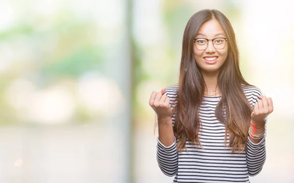 年轻的亚洲妇女戴着眼镜在孤立的背景下庆祝惊奇和惊奇成功用胳膊升起和睁开眼睛 赢家理念 — 图库照片