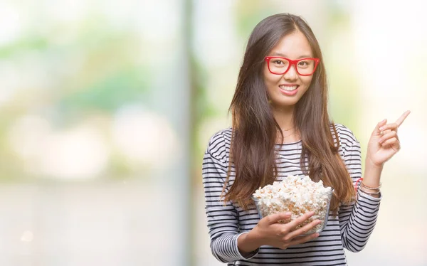 Молода Азіатка Їсть Попкорн Над Ізольованим Тлом Дуже Щаслива Вказуючи — стокове фото