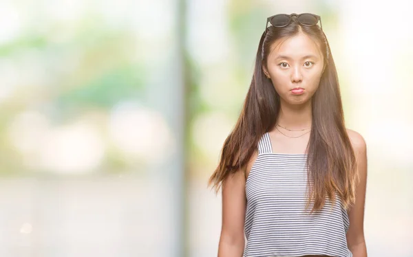 孤立した背景の上にサングラスをかけている若いアジア女性は 落ち込んで 泣いて怒っていると怖い 苦痛の心配します 悲しい式 — ストック写真