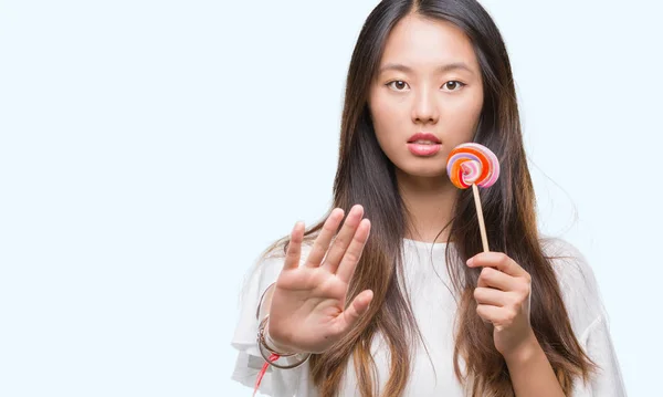 Ung Asiatisk Kvinna Äta Lollipop Godis Över Isolerade Bakgrund Med — Stockfoto