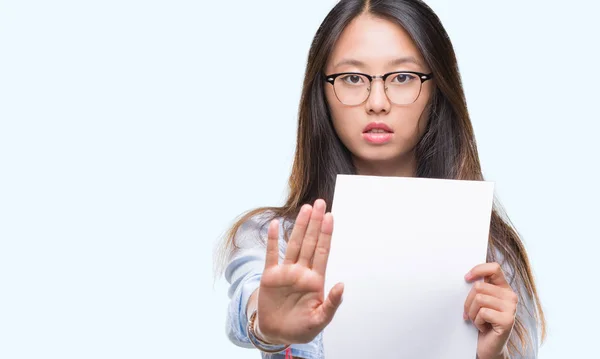 Młoda Kobieta Azjatyckich Trzymając Papier Blank Białym Tle Otwartej Dłoni — Zdjęcie stockowe