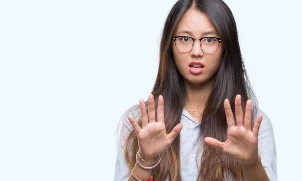Joven Mujer Negocios Asiática Con Gafas Sobre Fondo Aislado Asustado —  Fotos de Stock
