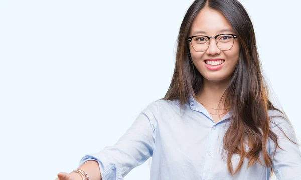 年轻的亚洲商业妇女戴着眼镜在孤立的背景下看着相机张开双臂微笑着拥抱 快乐的表达拥抱幸福 — 图库照片