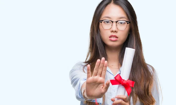 Jonge Aziatische Vrouw Houdt Van Graad Geïsoleerde Achtergrond Met Open — Stockfoto