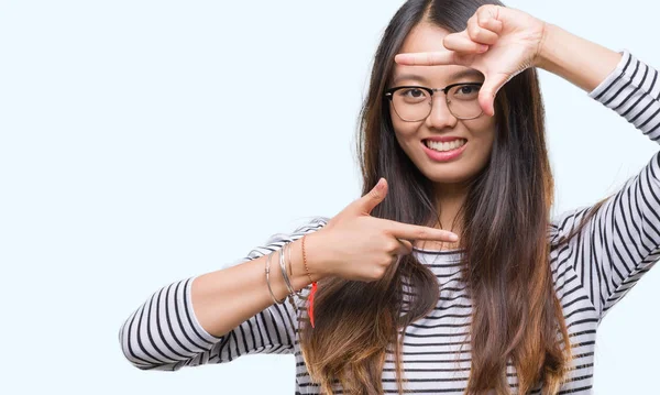 Jonge Aziatische Vrouw Bril Geïsoleerde Achtergrond Glimlachend Maken Frame Met — Stockfoto