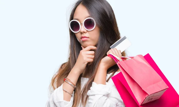 Jonge Aziatische Vrouw Houdt Van Boodschappentassen Verkoop Geïsoleerde Achtergrond Ernstige — Stockfoto