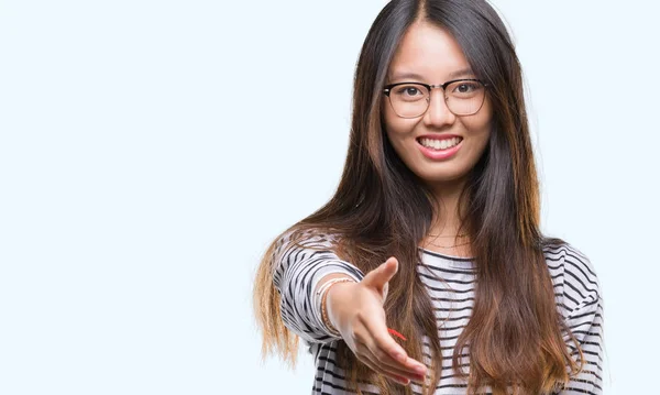 若いアジアの女性は挨拶と歓迎フレンドリーな提供ハンドシェイク笑みを浮かべて分離の背景にメガネを着用します ビジネスの成功 — ストック写真