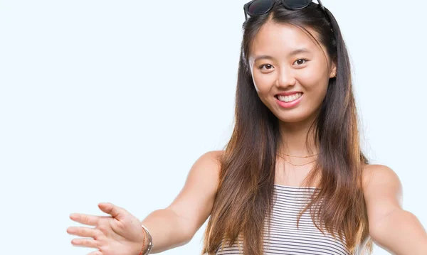 Jonge Aziatische Vrouw Dragen Van Een Zonnebril Geïsoleerde Achtergrond Kijken — Stockfoto