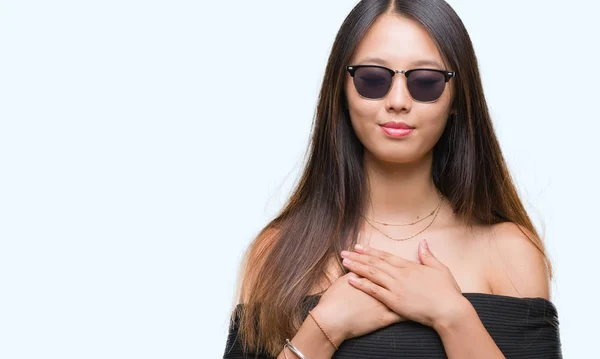 Young Asian Woman Wearing Sunglasses Isolated Background Smiling Hands Chest — Stock Photo, Image