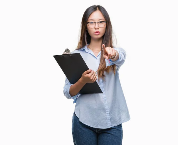 Jonge Aziatische Zakelijke Vrouw Bedrijf Klembord Geïsoleerde Achtergrond Met Vinger — Stockfoto