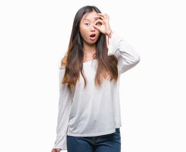 Giovane Donna Asiatica Sfondo Isolato Facendo Gesto Scioccato Con Faccia — Foto Stock