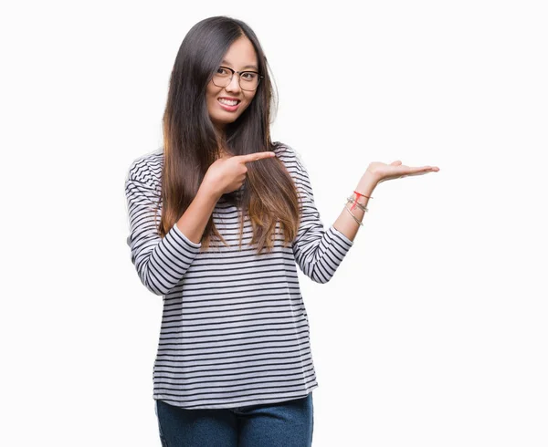 Giovane Donna Asiatica Indossa Occhiali Sfondo Isolato Stupito Sorridente Alla — Foto Stock