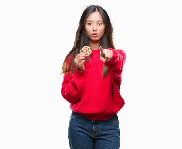 Jonge Aziatische Vrouw Eten Chocolade Chip Cookie Geïsoleerd Achtergrond Met — Stockfoto