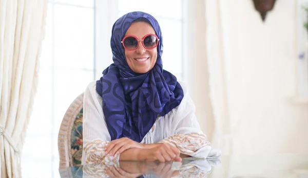 Średnim Wieku Brunetka Kobieta Arabian Noszenie Hidżabu Kolorowe Luksusowy Dom — Zdjęcie stockowe