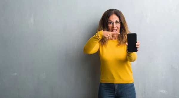 Mulher Hispânica Meia Idade Mostrando Tela Smartphone Muito Feliz Apontando — Fotografia de Stock