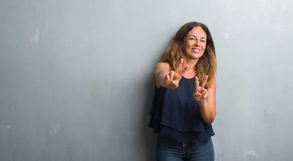 Mujer Hispana Mediana Edad Pie Sobre Pared Gris Grunge Sonriendo —  Fotos de Stock