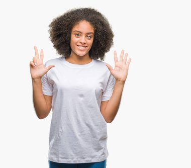 Genç afro Amerikan kadın gösterilen ve parmakları ile işaret izole arka plan yüzünden kendinden emin ve mutlu gülümseyerek süre sekiz numara.