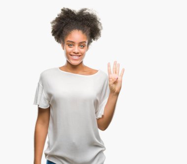 Genç afro Amerikan kadın gösterilen ve parmakları ile işaret izole arka plan yüzünden kendinden emin ve mutlu gülümseyerek süre dört numara.