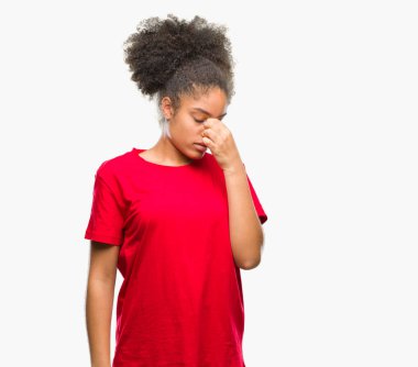 İzole arka burun ve göz yorgunluğu ve baş ağrısı duygu sürtünme yorgun genç afro Amerikalı kadın. Stres ve hayal kırıklığı kavramı.