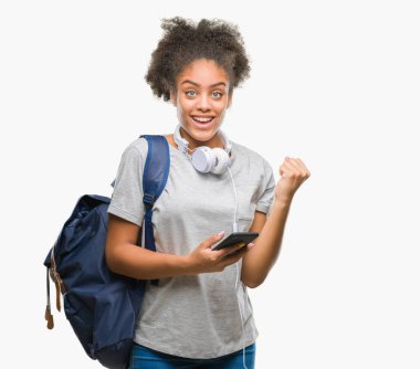 Sırt çantası gurur çığlık ve zafer ve başarı çok heyecanlı, kutluyor izole arka plan üzerinde tutan genç güzel afro Amerikan öğrenci kadın duygu tezahürat