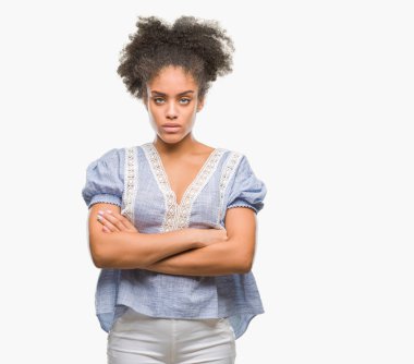 Genç afro Amerikan kadın izole arka plan şüpheci ve çapraz kolları olan yüzündeki gergin, onaylamayan ifade yüzünden. Negatif kişi.