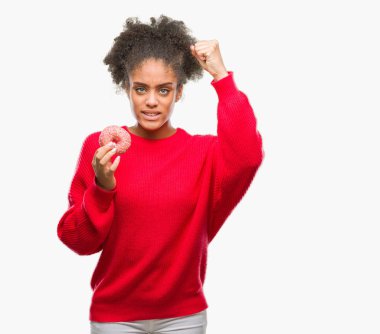 Genç afro Amerikalı kadın çörek üzerinde izole arka rahatsız ve öfke, çılgın ve yükseltilmiş el, öfke kavramı ile diye bağıran ile sinirli bağırarak yemek