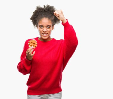 Genç güzel afro Amerikalı kadın izole arka rahatsız üzerinde gözleme ve öfke, çılgın ve yükseltilmiş el, öfke kavramı ile diye bağıran ile sinirli bağırarak yemek