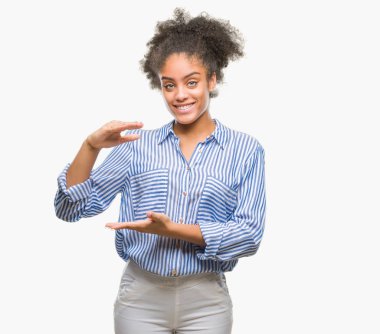 İzole arka plan ile büyük ve büyük boy işaret, ölçü birimi sembol gösteren el eller genç afro Amerikalı kadın. Kameraya bakarak gülümsüyordu. Ölçüm kavramı.