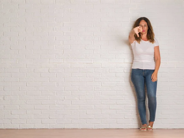 Mujer Hispana Mediana Edad Pie Sobre Pared Ladrillo Blanco Con —  Fotos de Stock