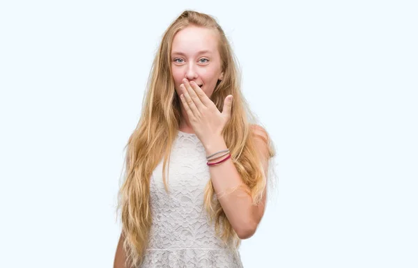 Mulher Adolescente Loira Cobrir Boca Com Mão Chocada Com Vergonha — Fotografia de Stock