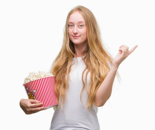 Блондинка Підліток Жінка Їсть Поп Кукурудзу Дуже Щаслива Вказуючи Рукою — стокове фото