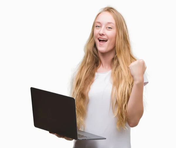 Szőke Tizenéves Használ Számítógép Laptop Büszke Sikoltozik Ünnepeljük Győzelem Siker — Stock Fotó