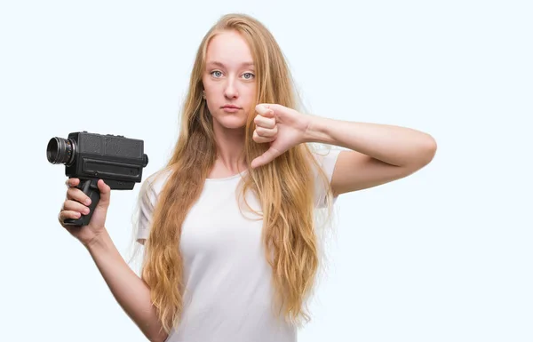 Sarışın Kadın Genç Süper Video Kamerayı Kızgın Yüzü Eksi Işareti — Stok fotoğraf