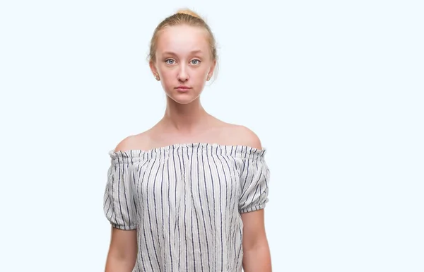 Loira Adolescente Mulher Vestindo Pão Com Uma Expressão Confiante Rosto — Fotografia de Stock