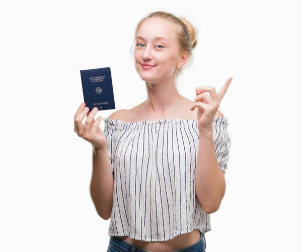 Mulher Adolescente Loira Segurando Passaporte Alemanha Surpreso Com Uma Ideia — Fotografia de Stock