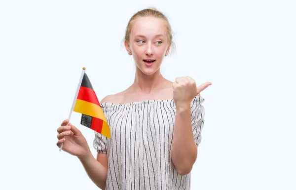 Adolescente Rubia Sosteniendo Bandera Alemania Señalando Mostrando Con Pulgar Hacia — Foto de Stock