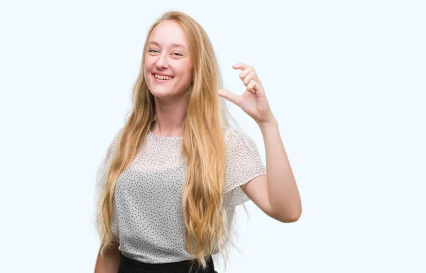 Rubia Adolescente Mujer Con Topos Camisa Sonriente Seguro Gesto Con — Foto de Stock