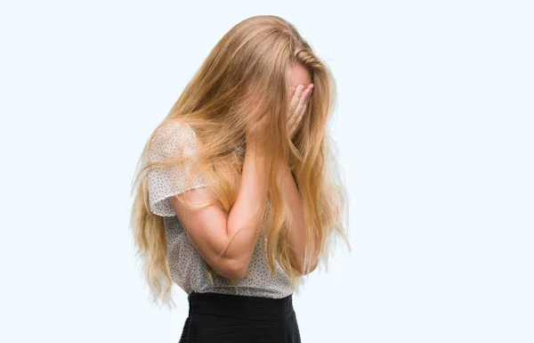 Kobieta Blonde Nastolatek Moli Koszulkę Smutny Wyrażenie Obejmujące Twarz Rękami — Zdjęcie stockowe