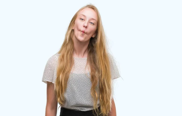 Blond Dospívající Žena Nosí Molů Tričko Dělat Rybí Tvář Rty — Stock fotografie